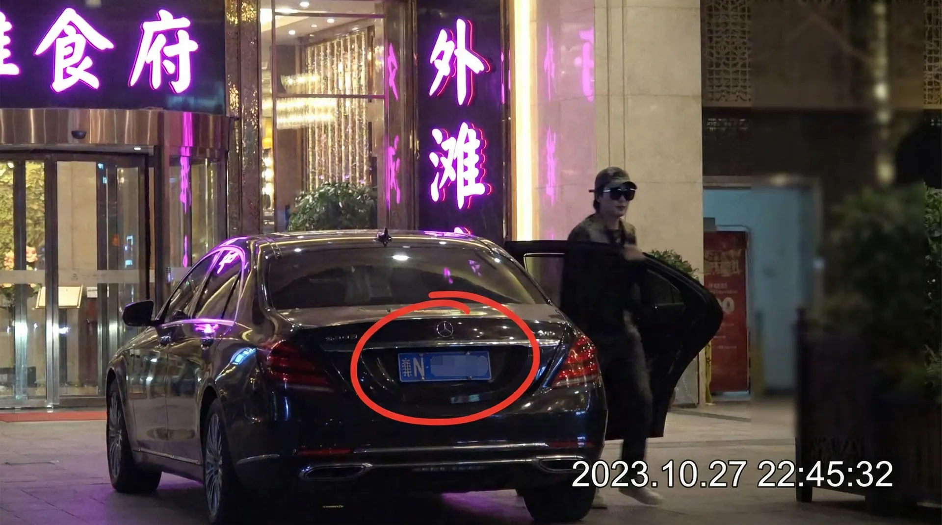 澳门威尼斯人网站 - 豪车餐厅外被拍